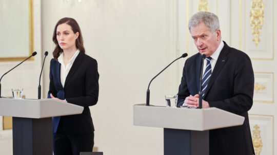 Tasavallan presidentti Sauli Niinistö ja pääministeri Sanna Marin mediatapaamisessa 24. helmikuuta 2022.
Kuva: Juhani Kandell/Tasavallan presidentin kanslia
