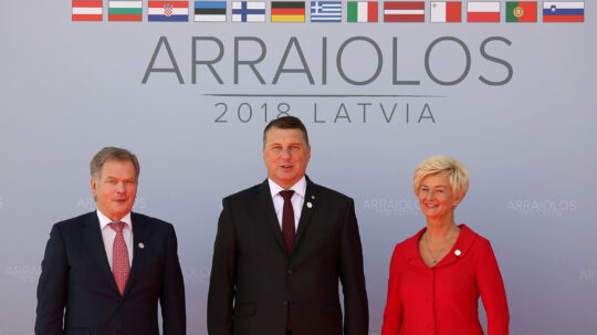 Latvian presidentti Raimonds Vējonis ja puoliso Iveta Vējone vastaanottivat presidentti Niinistön Arraiolos-ryhmän kokoukseen Rundālen linnaan torstaina 13. syyskuuta 2018. Edijs Pālens / Latvian presidentin kanslia | President of Latvia Raimonds Vejonis and Mrs Iveta Vējone welcomes President Niinistö to the meeting of the Arraiolos Group at the Rundāle Palace. Photo Edijs Pālens / Office of the President of Latvia