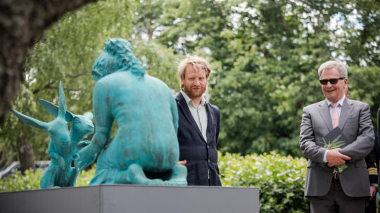 Kim Simonsson esittelee veistostaan 