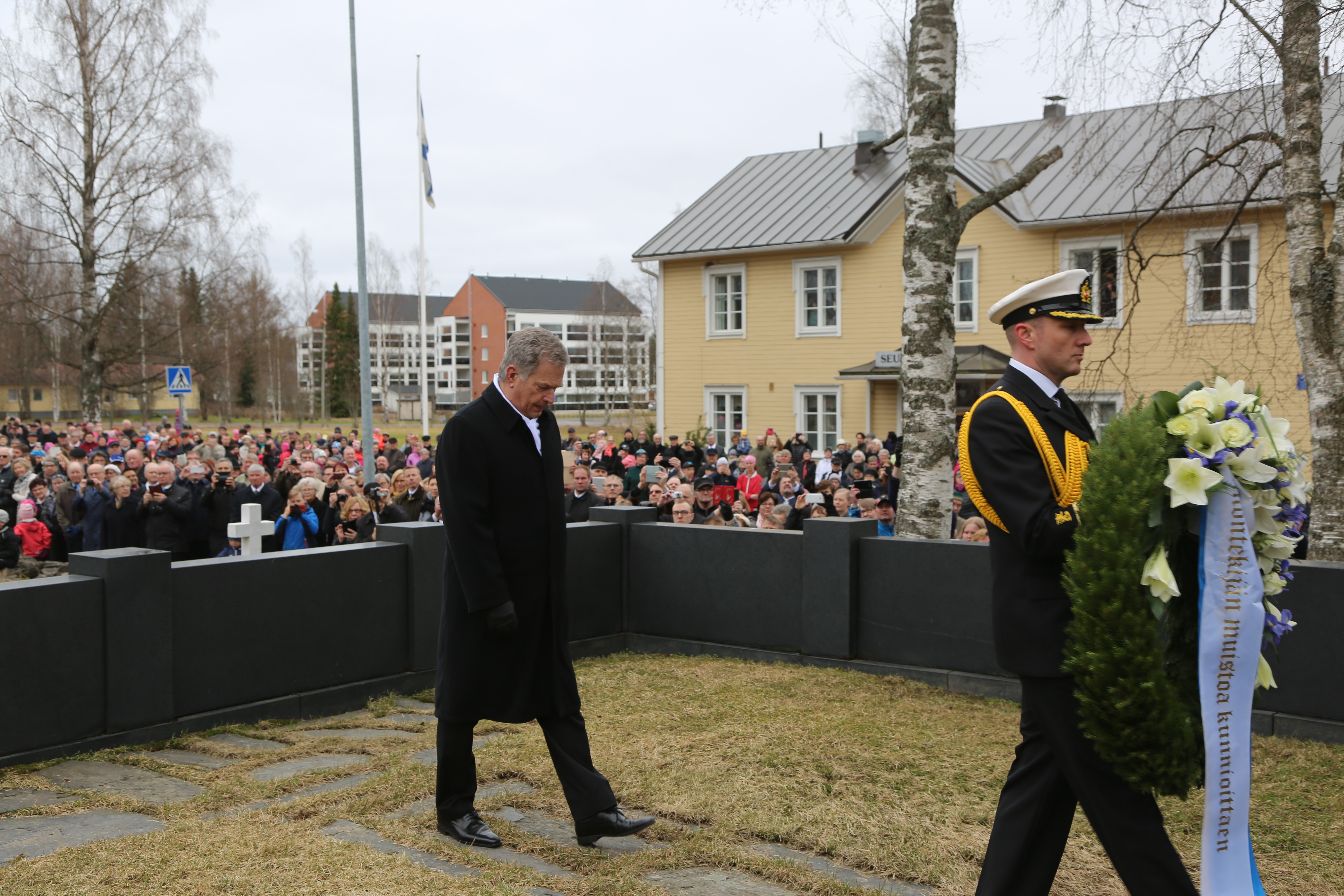 Tasavallan presidentti laski seppeleen presidentti Kyösti Kallion haudalle Sovinnonpuheen juhlassa Nivalassa 5.5.2018. Seppelenauhoissa luki ”Sovinnontekijän muistoa kunnioittaen”.