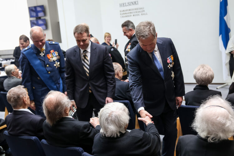 Presidentti Niinistö osallistui Kansallisen veteraanipäivän pääjuhlaan Finlandia-talolla 27. huhtikuuta 2018. Ennen pääjuhlaa järjestetyssä tilaisuudessa luovutettiin Suomen Valkoisen Ruusun I luokan mitali 41 veteraanille. Kuva: Matti Porre/Tasavallan presidentin kanslia