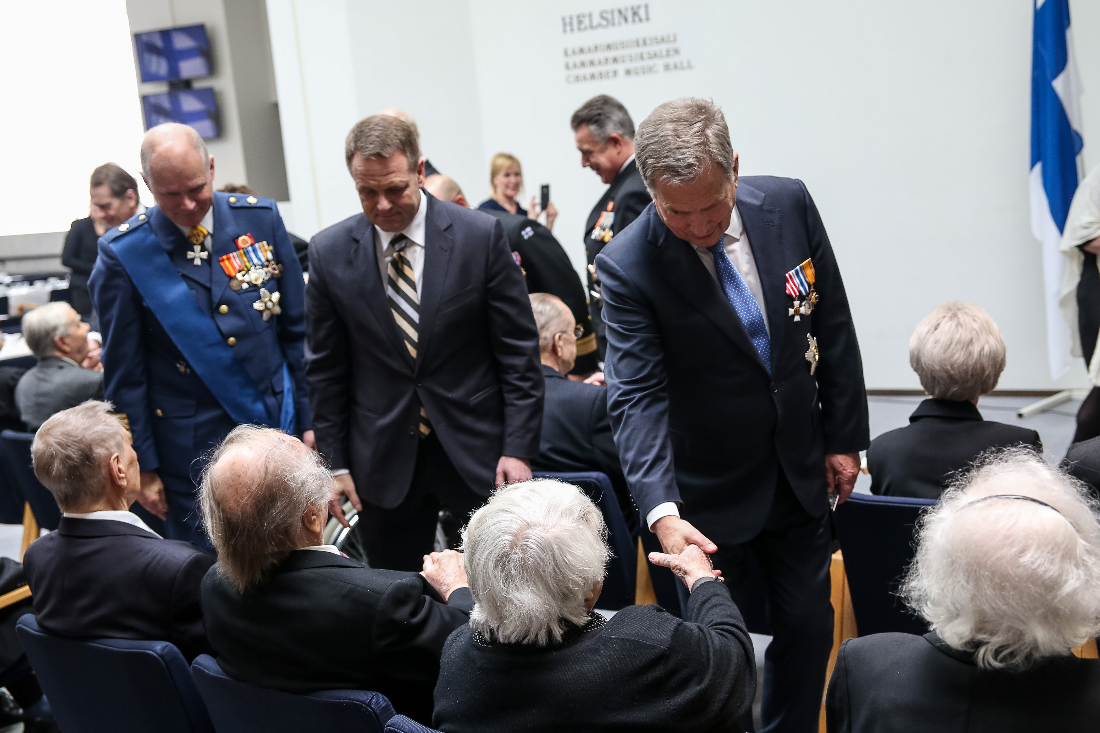Presidentti Niinistö osallistui Kansallisen veteraanipäivän pääjuhlaan Finlandia-talolla 27. huhtikuuta 2018. Ennen pääjuhlaa järjestetyssä tilaisuudessa luovutettiin Suomen Valkoisen Ruusun I luokan mitali 41 veteraanille. Kuva: Matti Porre/Tasavallan presidentin kanslia
