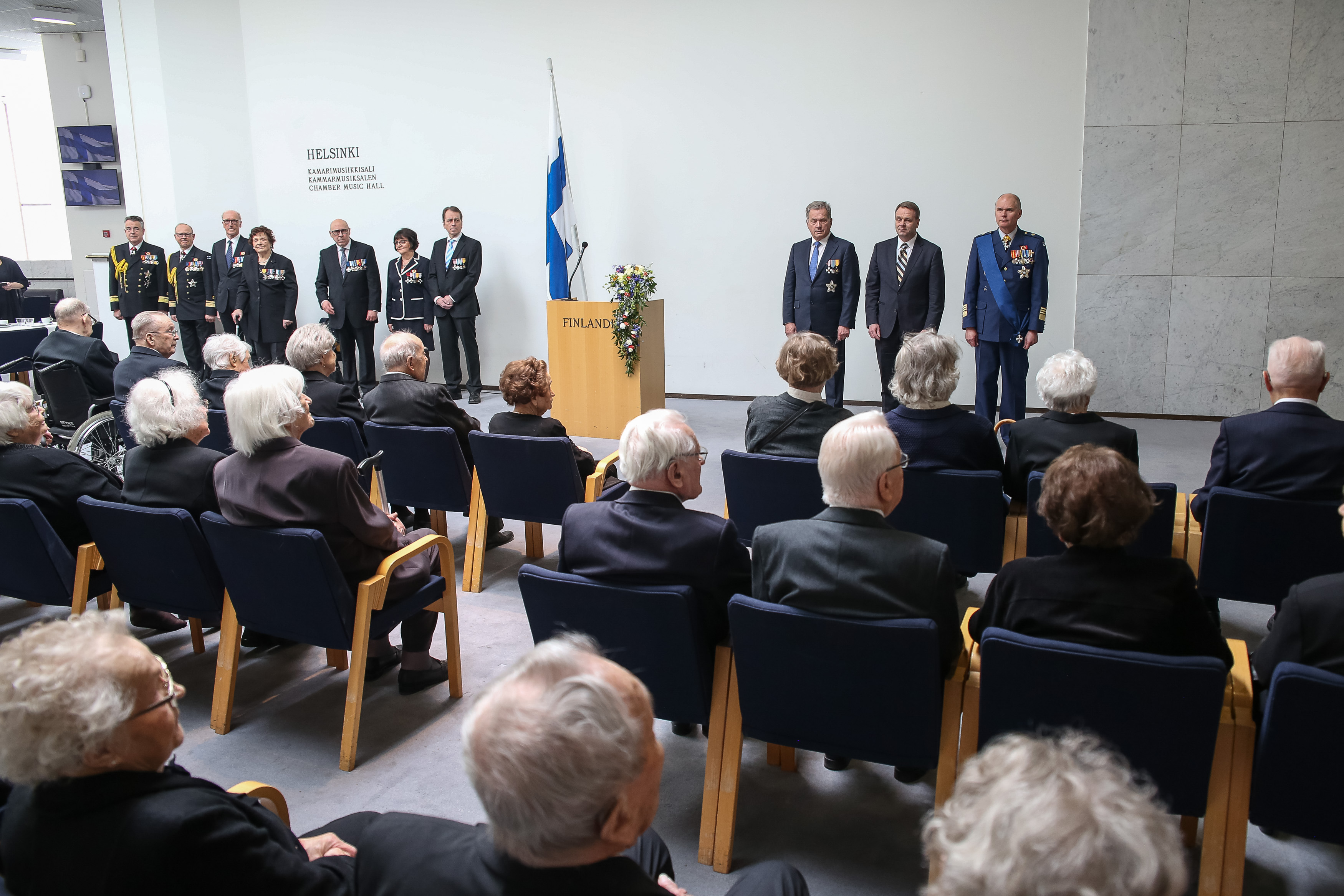Presidentti Niinistö osallistui Kansallisen veteraanipäivän pääjuhlaan Finlandia-talolla 27. huhtikuuta 2018. Ennen pääjuhlaa järjestetyssä tilaisuudessa luovutettiin Suomen Valkoisen Ruusun I luokan mitali 41 veteraanille. Kuva: Matti Porre/Tasavallan presidentin kanslia