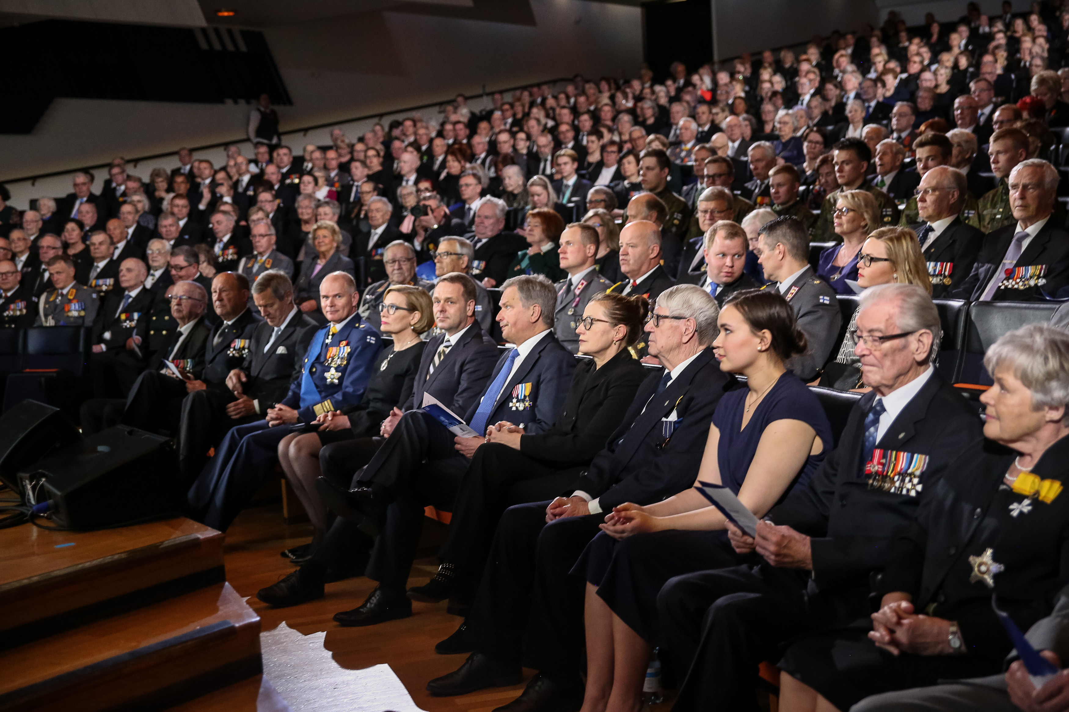 Presidentti Niinistö osallistui Kansallisen veteraanipäivän pääjuhlaan Finlandia-talolla 27. huhtikuuta 2018. Ennen pääjuhlaa järjestetyssä tilaisuudessa luovutettiin Suomen Valkoisen Ruusun I luokan mitali 41 veteraanille. Kuva: Matti Porre/Tasavallan presidentin kanslia
