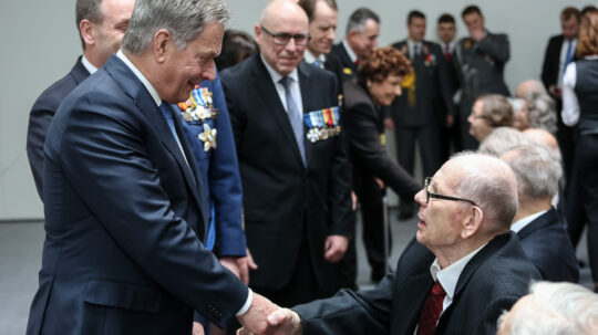 Presidentti Niinistö osallistui Kansallisen veteraanipäivän pääjuhlaan Finlandia-talolla 27. huhtikuuta 2018. Ennen pääjuhlaa järjestetyssä tilaisuudessa luovutettiin Suomen Valkoisen Ruusun I luokan mitali 41 veteraanille. Kuva: Matti Porre/Tasavallan presidentin kanslia