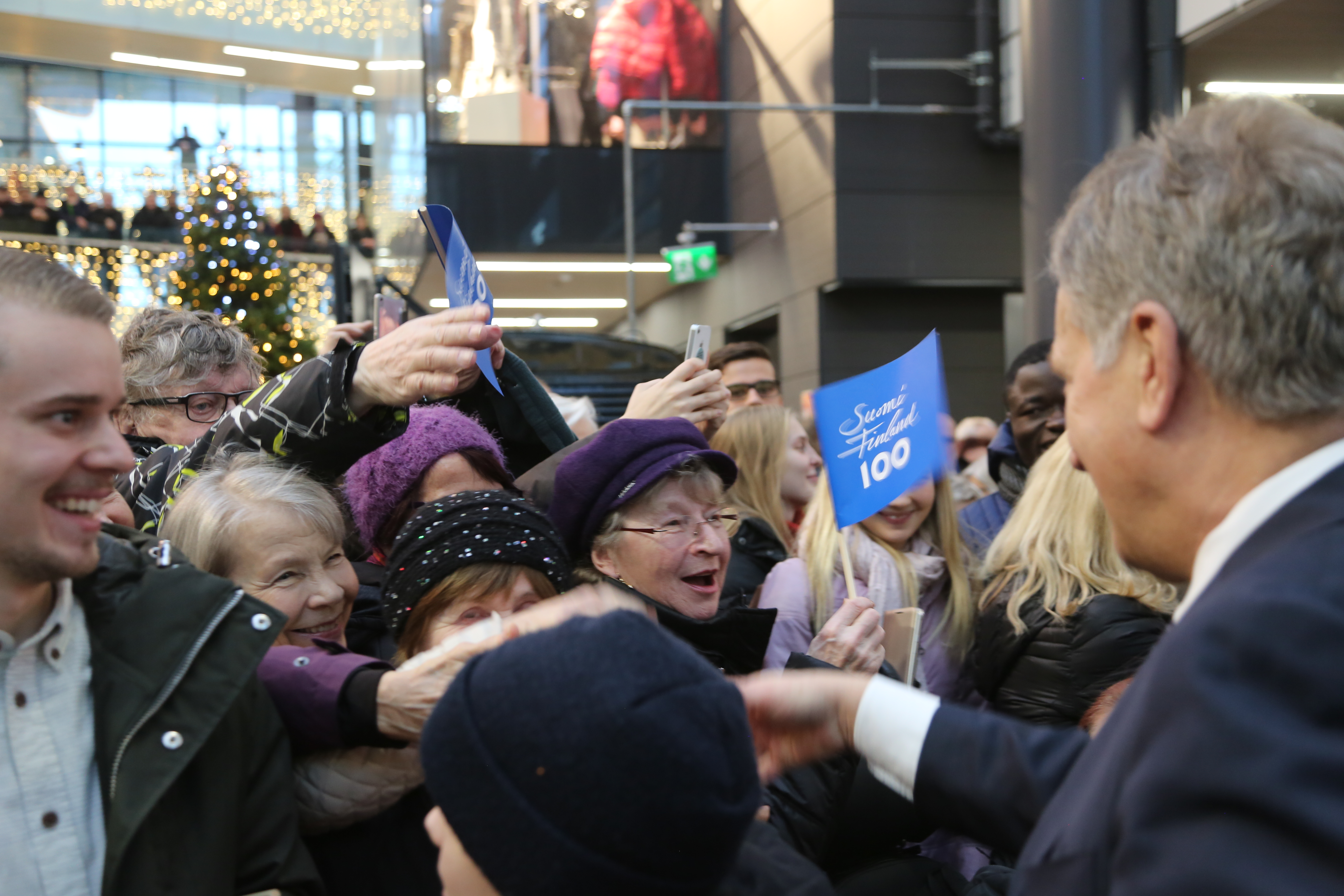 Presidentti Niinistö ja rouva Jenni Haukio Kauppakeskus Valkeassa.