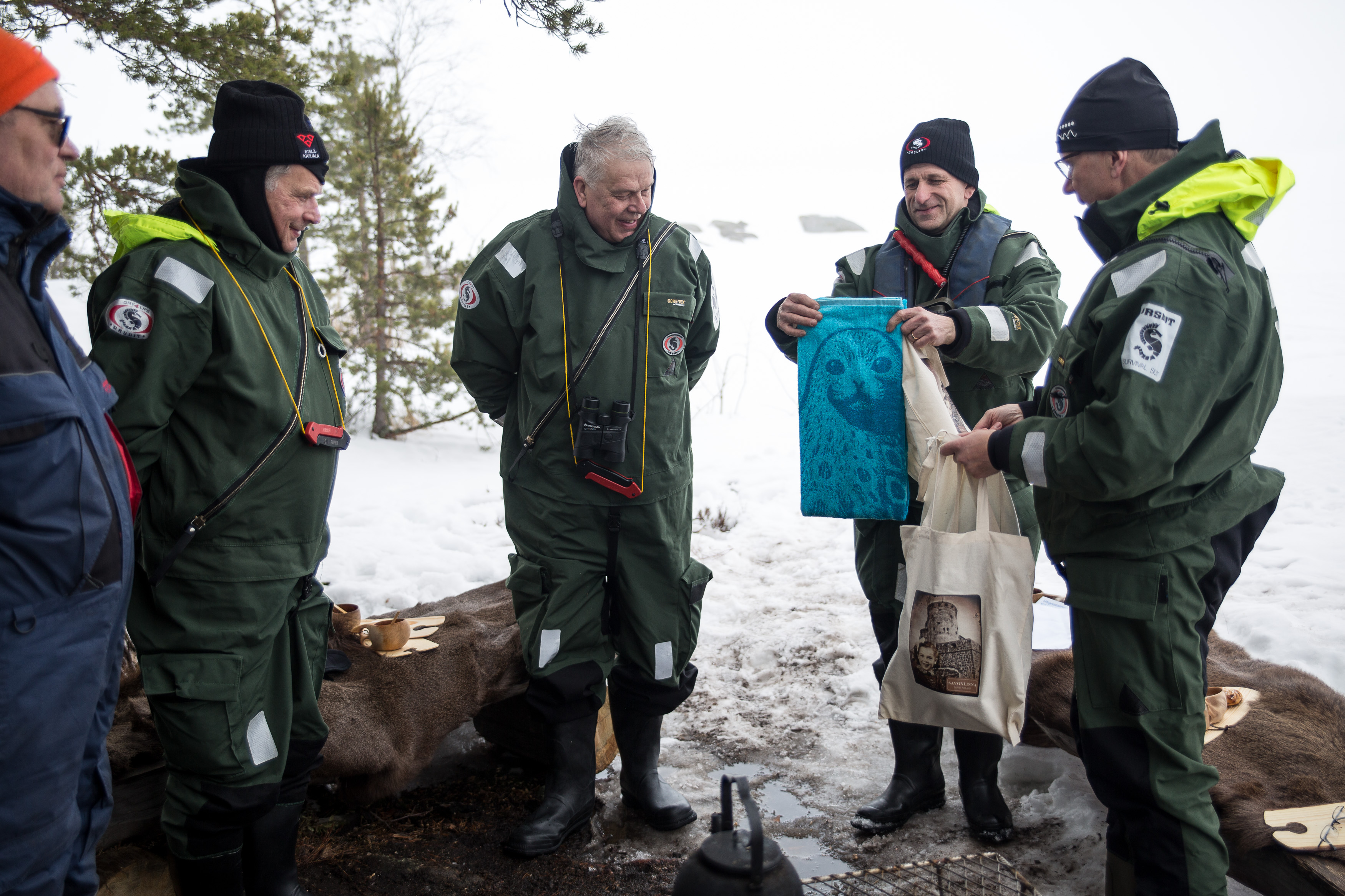 Presidentti Niinistö osallistui norpalaskentaan Saimaan Pihlajavedellä 5. huhtikuuta 2018. Aamupäivän aikana tarkastettiin viisi pesää, joista kahdessa pesässä oli kasvanut kuutti. Laskennassa mukana mm. Etelä-Karjalan maakuntajohtaja Matti Viialainen Metsähallituksen pääjohtaja Pentti Hyttinen ja laskennasta vastava Metsähallitksen suojelubiologi Jouni Koskela.  Kuva: Matti Porre/Tasavallan presidentin kanslia