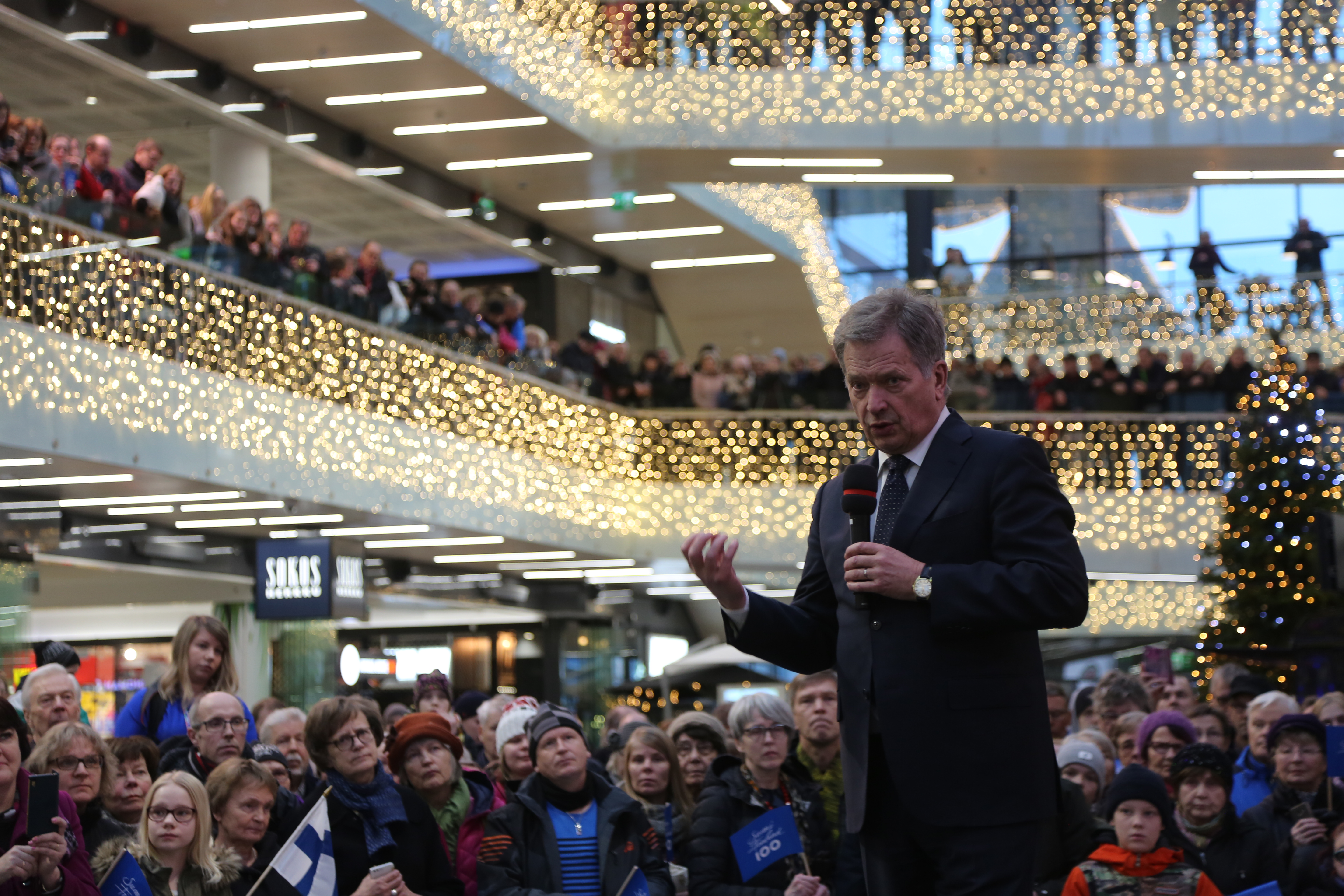 Presidentti Niinistö Kauppakeskus Valkeassa.