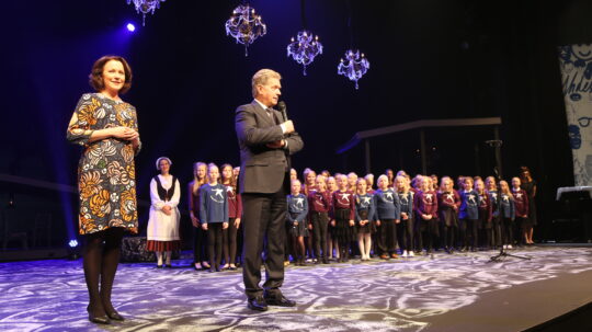 Presidentti puhuu Oulun Lasten Linnanjuhlissa. Taustalla Rajakylän koulun musiikkiluokat 4A ja 6A, jotka esittivät kappaleen ”Suomenmaa”.