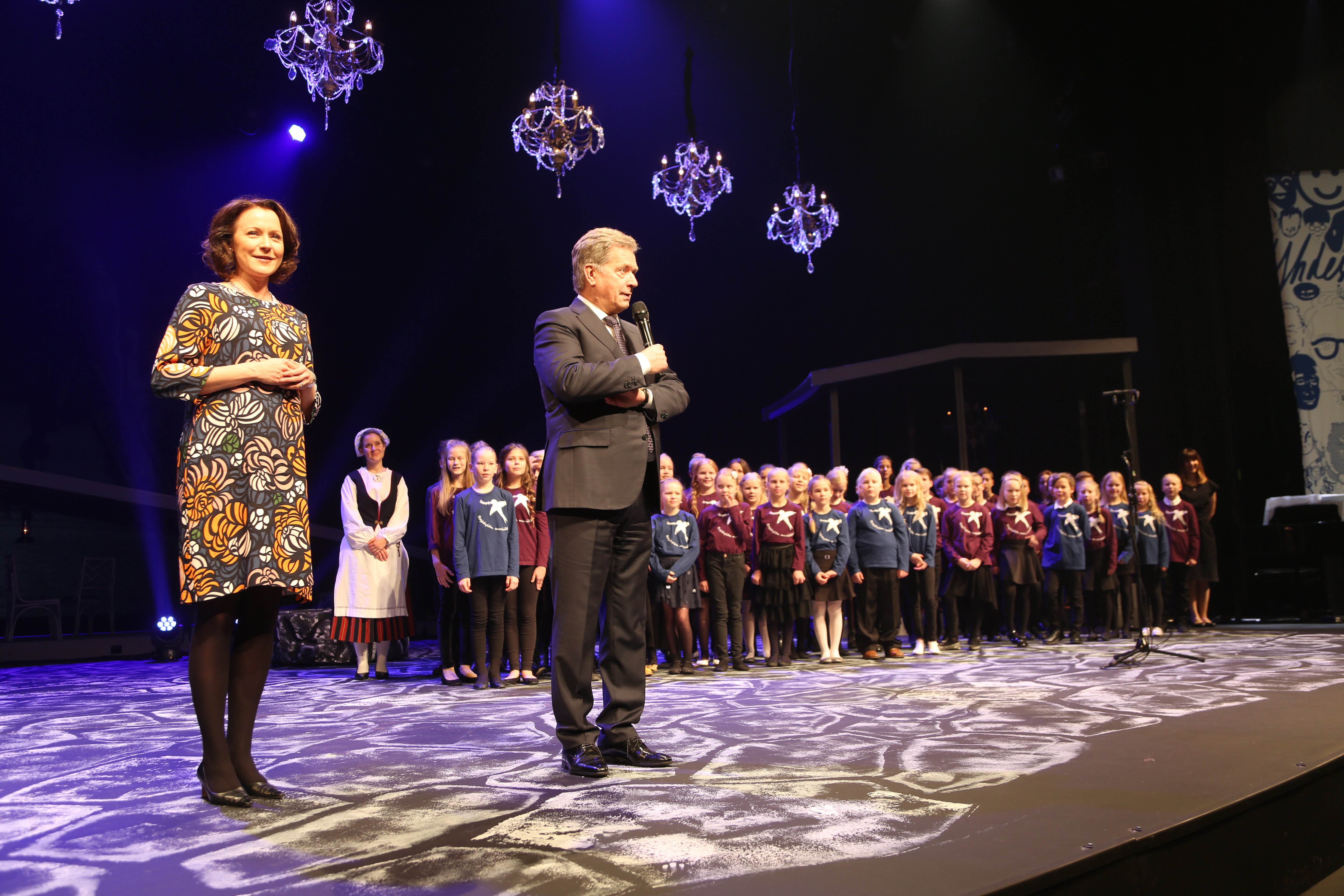Presidentti puhuu Oulun Lasten Linnanjuhlissa. Taustalla Rajakylän koulun musiikkiluokat 4A ja 6A, jotka esittivät kappaleen ”Suomenmaa”.