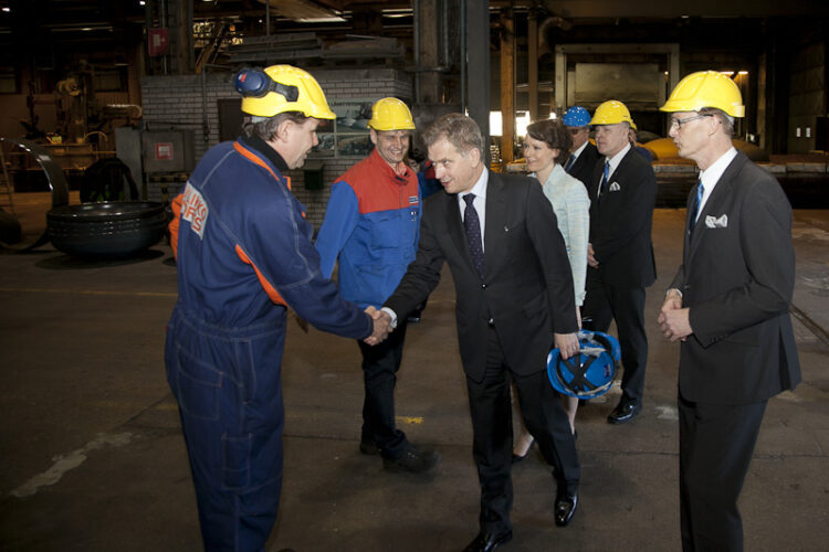  President Niinistö hälsar på arbetarna i Halikko Works.. Copyright © Republikens presidents kansli