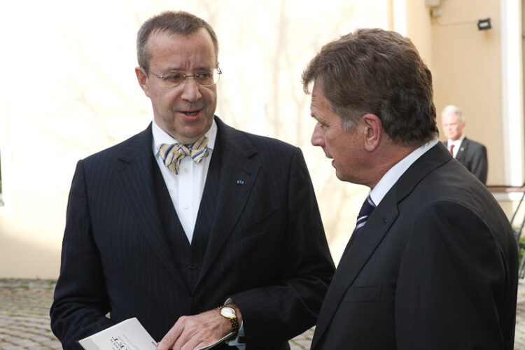             Presidentti Ilves ja presidentti Niinistö suurlähetystön vastaanotolla. Copyright © Tasavallan presidentin kanslia 