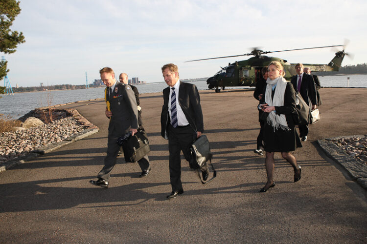  Presidentti Niinistö palasi Mäntyniemeen puolustusvoimien NH90-helikopterilla: vierailu on päättynyt. Copyright © Tasavallan presidentin kanslia 