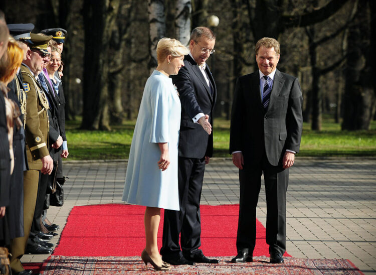  Viron presidentti Toomas Hendrik Ilves ja puoliso Evelin Ilves vastaanottivat tasavallan presidentti Sauli Niinistön viralliselle vierailulle 25. huhtikuuta 2012. Kuva: Lehtikuva
