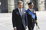  Presidentti Niinistö ja kuningas Kaarle XVI Kustaa Kuninkaanlinnan pihalla. Copyright © Tasavallan presidentin kanslia