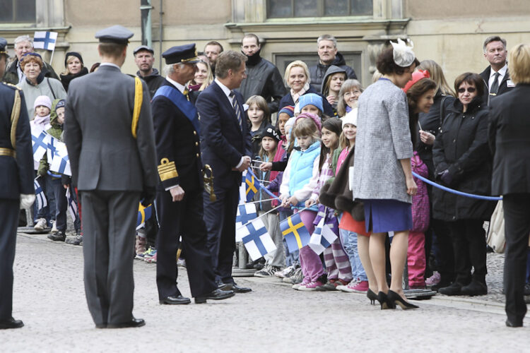  Kuningaspari ja presidenttipari tervehtivät ruotsinsuomalaisia koululaisia virallisen vastaanottoseremonian jälkeen. Copyright © Tasavallan presidentin kanslia