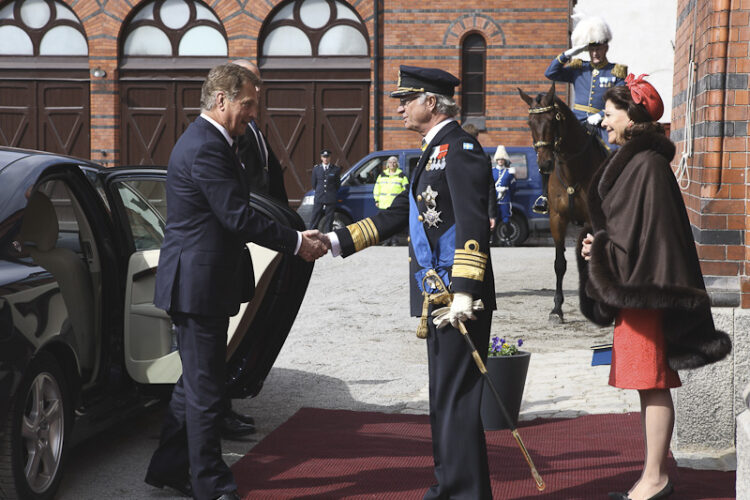  Ruotsin kuningas Kaarle XVI Kustaa ja kuningatar Silvia toivottavat tasavallan presidentti Sauli Niinistön ja puoliso Jenni Haukion tervetulleeksi valtiovierailulle. Copyright © Tasavallan presidentin kanslia