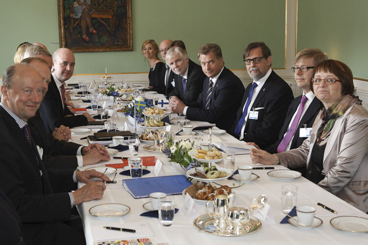  Keskusteluissa pääministeri Reinfeldtin kanssa. Copyright © Tasavallan presidentin kanslia 
