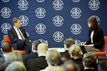  Presidentti Niinistö keskustelee puheen jälkeen Tukholman kauppakorkeakoululla 17. huhtikuuta 2012. Copyright © Tasavallan presidentin kanslia 
