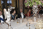  Kuningas Kaarle XVI Kustaa ja puoliso Jenni Haukio keskustelevat juhlaillallisilla. Copyright © Tasavallan presidentin kanslia 