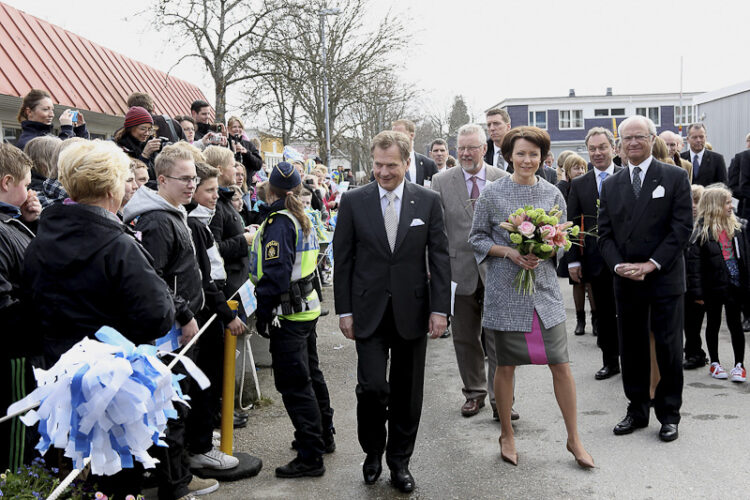 Toinen vierailupäivä alkoi presidenttiparin ja kuningasparin tutustumisella Upplands Väsbyn suomalaiseen kouluun. Copyright © Tasavallan presidentin kanslia 