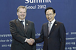 President of South Korea Lee Myung-bak welcomes President of the Republic Sauli Niinistö to the international Nuclear Security Summit in Seoul, South Korea on 26 March 2012. Copyright © Yonhap News Agency 