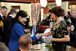  Stadin Slangi ry:n hallituksen jäsen Cata Mansikka-aho lahjoittaa presidenttiparille slangipaidat. Copyright © Tasavallan presidentin kanslia 