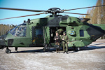  Republikens president Sauli Niinistö anlände med försvarsmaktens helikopter till sitt första inspektionsbesök hos Karelska brigaden i Vekaranjärvi i Kouvola den 9 maj 2012. Copyright © Republikens presidents kansli