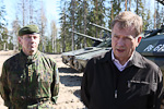 Tasavallan presidentti Sauli Niinistö ja puolustusvoimain komentaja Ari Puheloinen tarkastuksen jälkeen. Copyright © Tasavallan presidentin kanslia