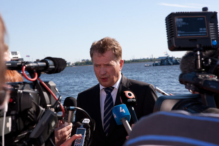  Presidentti Niinistö tiedotusvälineiden haastateltavana. Copyright © Tasavallan presidentin kanslia 