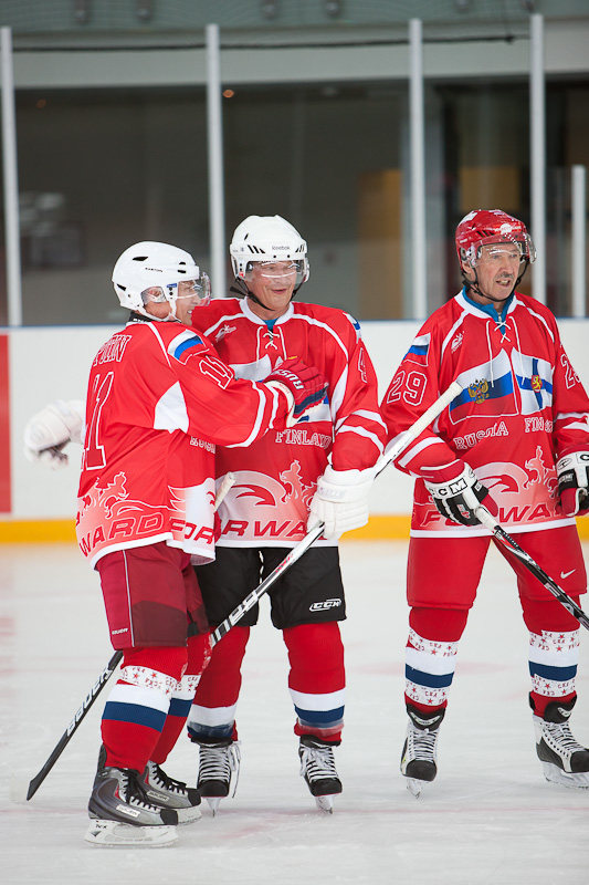  Presidentit pelasivat samassa joukkueessa Suomi-Venäjä paidoissa. Copyright © Tasavallan presidentin kanslia 