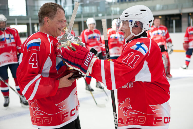  Ottelu on ohi. Presidentit pelasivat samassa joukkueessa Suomi-Venäjä paidoissa. Copyright © Tasavallan presidentin kanslia 