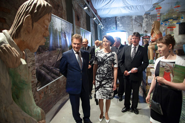 Presidenttipari tutustui kävellen Stockforsin ruukkialueeseen ja vieraili ITE-taiteen näyttelyssä. Copyright © Tasavallan presidentin kanslia 