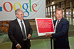 Googlen palvelinkeskuspäällikkö Arni Jonsson lahjoitti presidentti Sauli Niinistölle taulun, jossa on ohjelmakoodi hakukoneen algoritmista. Copyright © Tasavallan presidentin kanslia