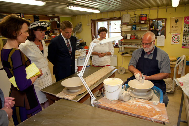  President Niinistö bekantade sig med keramikverkstaden Lugnet Keramiks utrymmen. Copyright © Republikens presidents kansli