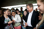  Presidentti kaverikuvassa Jakomäen koulun oppilaiden kanssa. Copyright © Tasavallan presidentin kanslia            