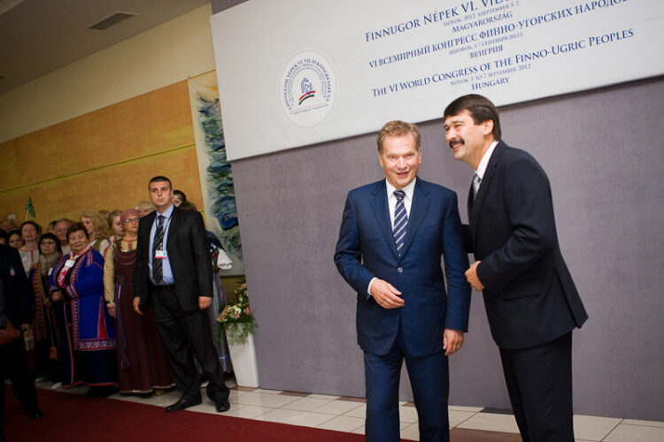             Presidentti Áder toivottaa presidentti Niinistön tervetulleeksi Suomalais-ugrilaiseen maailmankongressiin. Kuva: Maiju Saari 