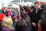 Presidenttipari keskustelee lapsien kanssa Tromssan satamassa ennen arktista risteilyä. Copyright © Tasavallan presidentin kanslia
