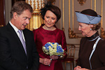  Presidenttipari keskustelee kuningatar Sonjan kanssa. Copyright © Tasavallan presidentin kanslia 