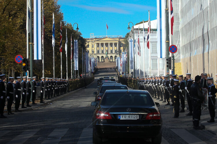  Valtiovierailun kunniaksi Kuninkaanlinnalle johtava katu oli koristeltu Suomen ja Norjan lipuilla. Copyright © Tasavallan presidentin kanslia 