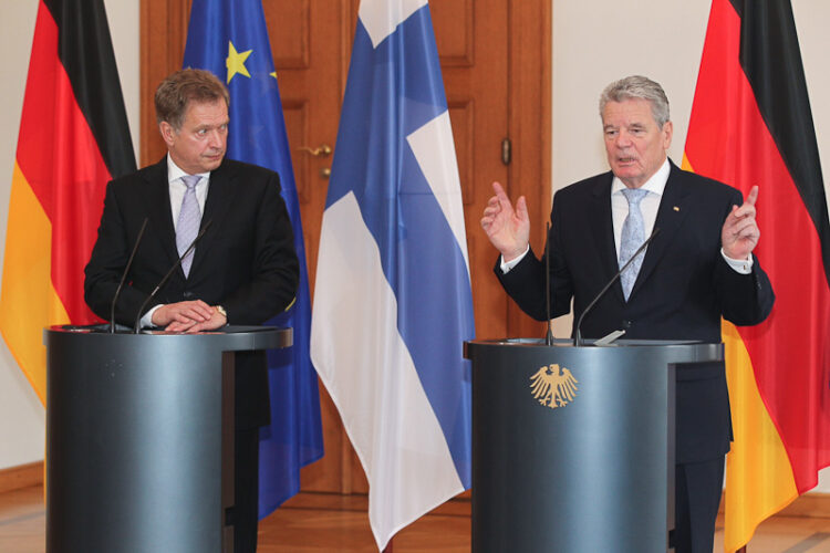 Presidentti Niinistö ja liittopresidentti Joachim Gauck kahdenvälisten keskustelujen jälkeen pidetyssä lehdistötilaisuudessa. Keskusteluissa olivat esillä kahdenväliset suhteet, Euroopan tulevaisuus ja kilpailukyky. Copyright © Tasavallan presidentin kanslia