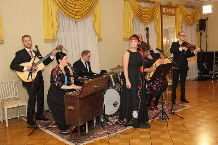  Kolmannen kerroksen Keltaisessa salongissa esiintyi kansanmusiikkiyhtye Saaga Ensemble. Copyright © Tasavallan presidentin kanslia 