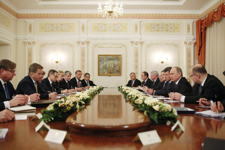Presidenttien keskusteluissa käsiteltiin muun muassa laajasti taloussuhteita, rajanylitykseen liittyviä kysymyksiä, arktista yhteistyötä, Itämeren suojeluun tähtäävää työtä sekä muutamia kansainvälisiä teemoja, kuten Venäjän G20-puheenjohtajuutta. Kuva: Lehtikuva