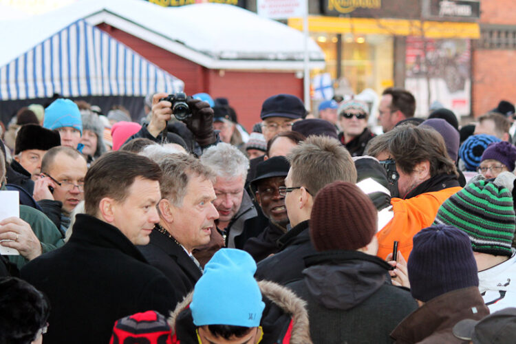  Presidentti Niinistö avoimessa yleisötilaisuudessa Lordin aukiolla Rovaniemellä 27. helmikuuta 2013. Kuva: Lehtikuva 
