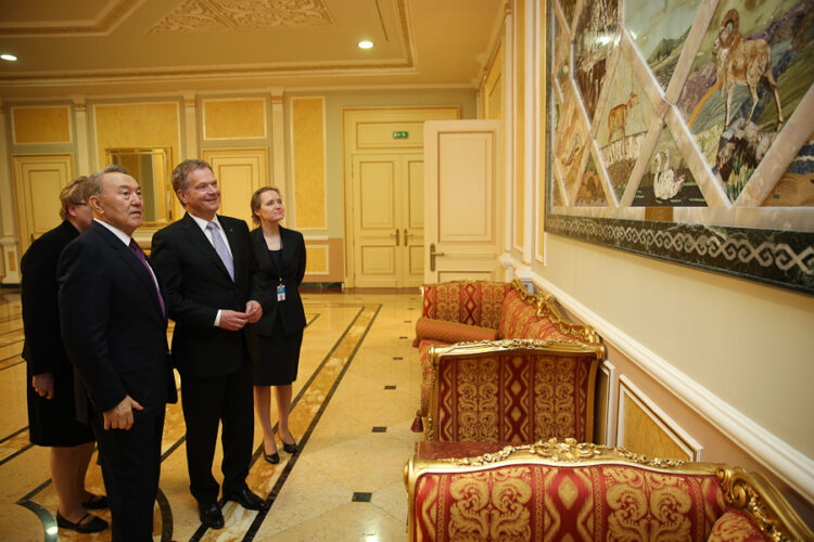  Presidentti Nazarbajev esittelee presidentti Niinistölle Akordan palatsia. Copyright © Tasavallan presidentin kanslia 