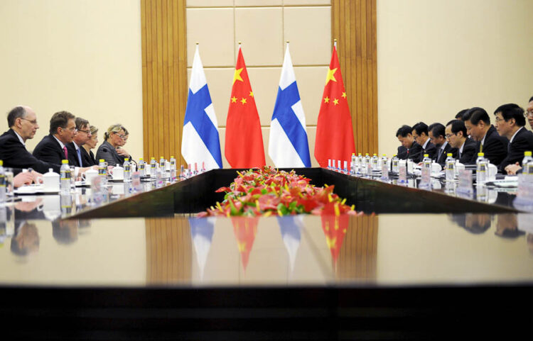  Presidentit keskustelivat tapaamisessa Kiinan ja Suomen kahdenvälisten suhteiden kehittämisestä, EU:n taloustilanteesta ja Kiina-suhteista sekä kansainvälisistä kysymyksistä. Esillä olivat myös oikeusvaltiokehitys ja ihmisoikeudet. Kuva: Lehtikuva 
