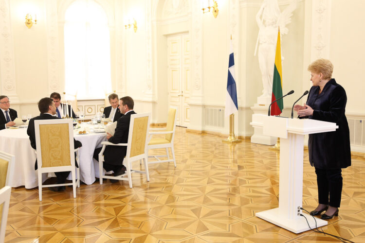 Presidentti Grybauskaitė kohdistaa sanansa presidentti Niinistölle päivällispuheessaan. Copyright © Tasavallan presidentin kanslia 