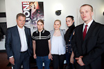  Presidentti Niinistö ja dokumentin päähenkilöt Toni, Sara, Mira ja Janne. 