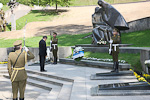              Presidentti Niinistö laski seppeleen Liettuan itsenäisyystaisteluissa kuolleiden muistomerkille. Copyright © Tasavallan presidentin kanslia 
