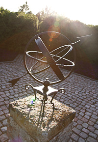 Aurinkokello Kultarannan puutarhassa. Copyright © Tasavallan presidentin kanslia